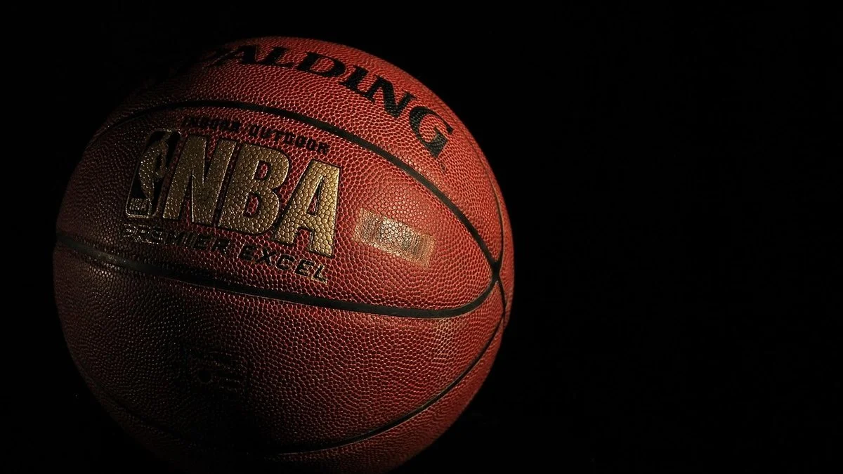 NBA休赛期争议升温:10队动向左右联盟舆论